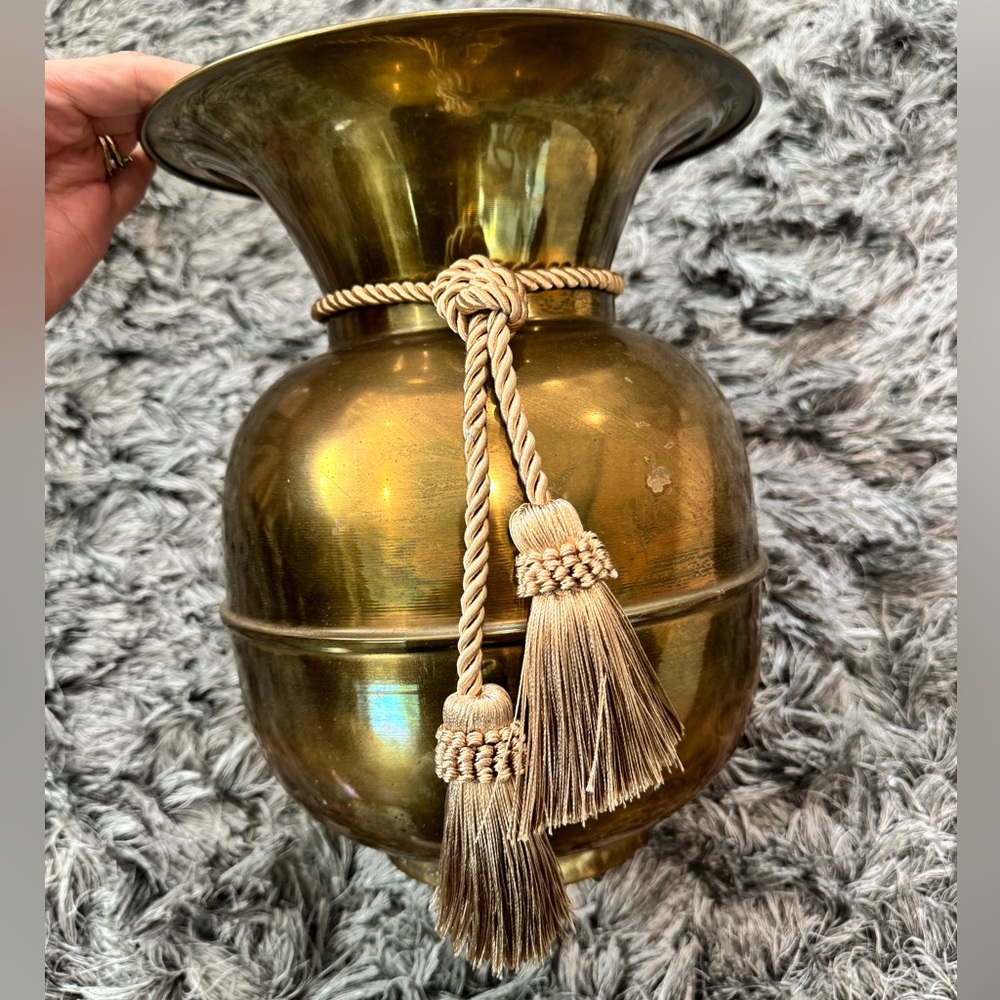 Large vintage brass spittoon style pot with tassel rope - Picture 5 of 12